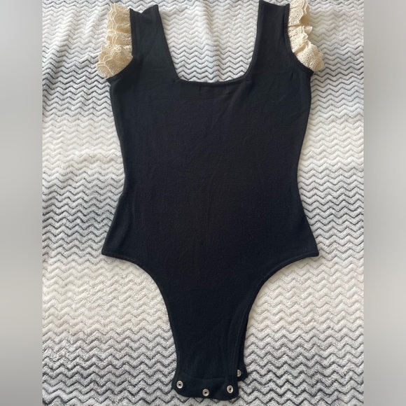 VGUC L’ecole Dês Femmes Women’s Knit Black Bodysuit w/ Lace Sleeve Detail Sz S - Picture 8 of 11